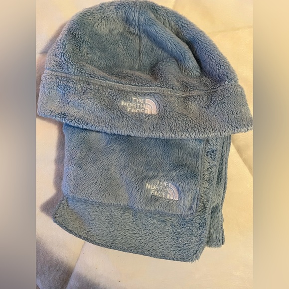 North face hat and scarf - Picture 3 of 4